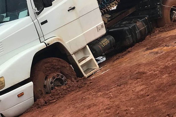 Carreta fica atolada e moradores voltam a cobrar mais agilidade em obras na Avenida Marabá