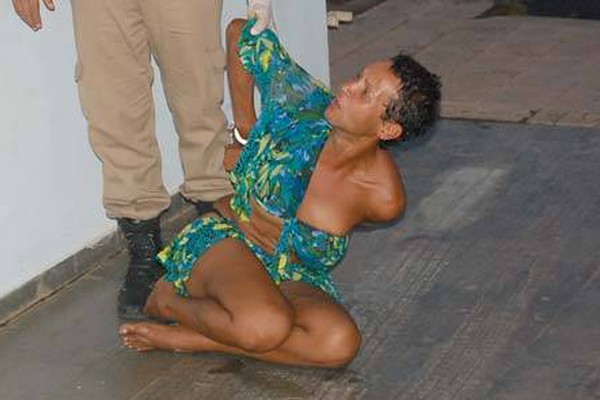 Homossexual faz escândalo, provoca danos e dá trabalho para os policiais