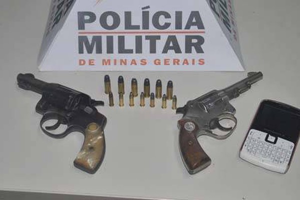 Homem foge ao ver policiais e deixa para trás duas armas de fogo carregadas