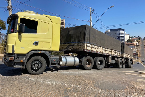 GPS guia carreta carregada para a Praça Madrid e veículo para na av. Brasil