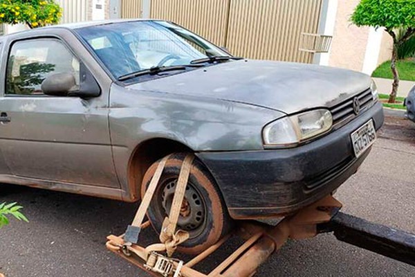 Motorista embriagado é flagrado dormindo ao volante, com o carro ligado e no meio da rua