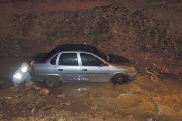 Motorista perde o controle na avenida Fátima Porto e vai parar dentro do Córrego