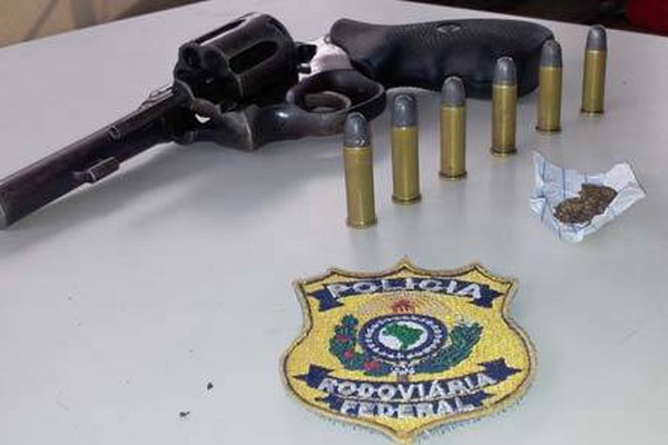 PRF cerca suspeitos, apreende duas motos e captura menor com revólver