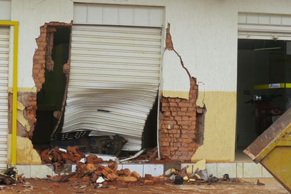 Jovem embriagado bate veículo em agência dos correios e é preso em Carmo do Paranaíba