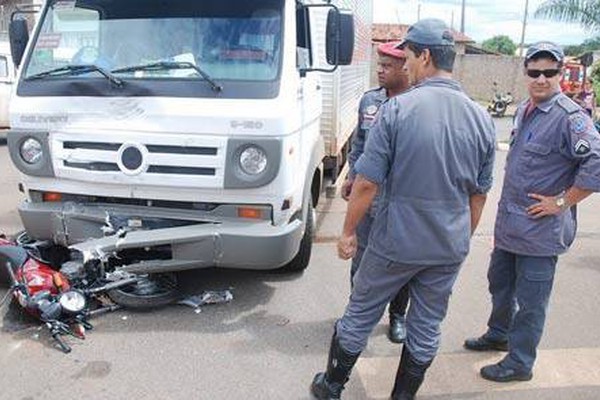 Motociclista fica gravemente ferido ao bater em caminhão no Jardim Esperança