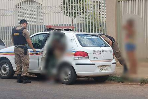 Briga por namorado leva garota a bater cabeça de rival contra o muro após a aula