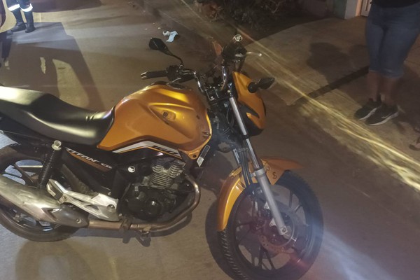 Condutor inabilitado cochila em cima da moto, avança parada e provoca acidente