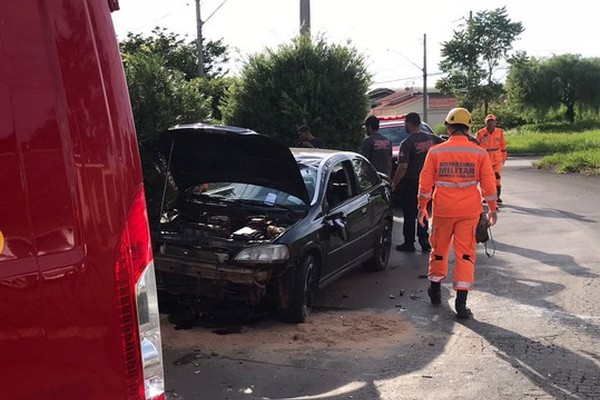 Motorista foge após capotar veículo com 3 pessoas; adolescente ficou ferido