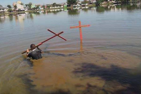 Cruzes vermelhas são afixadas na Lagoa Grande em protesto contra o descaso