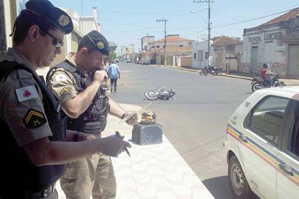 Motorista provoca acidente na Duque de Caxias, foge, mas deixa a placa para trás