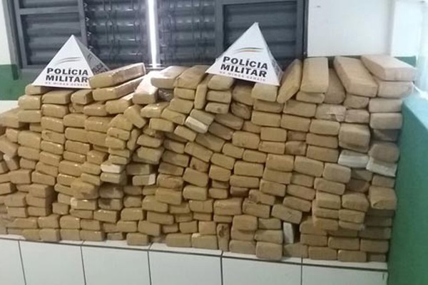 Polícia encontra veículo lotado de sacos de maconha em posto de combustível na BR 365