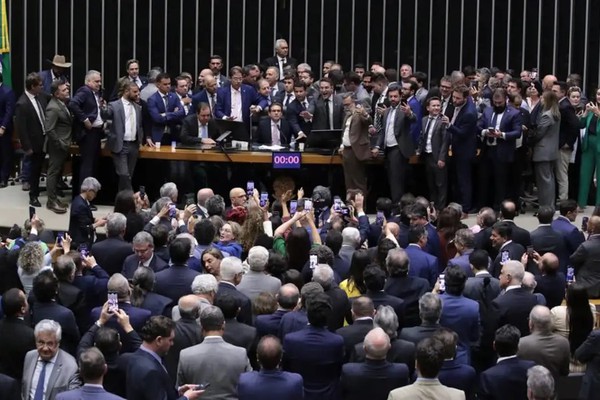 Após ocupação de Plenário, Hugo Motta abre sessão e pede respeito