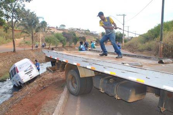 Motorista perde o controle de Van após estourar o pneu e cai dentro do Monjolo