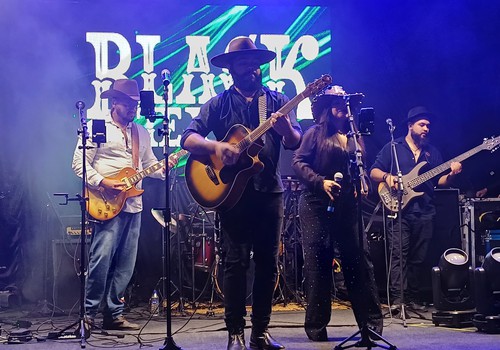 Banda Black Texas anima público no Palco do Unipam; veja ao vivo