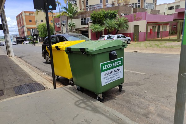 Comerciantes relatam cheiro insuportável de contêineres e pedem providências em Patos de Minas