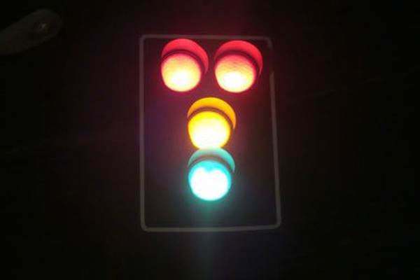 Semáforo no final da Agenor Maciel entra em curto e deixa motoristas confusos