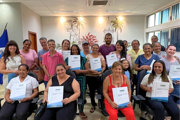 Famílias do Jardim Esperança comemoram a conquista da tão sonhada escritura de suas casas