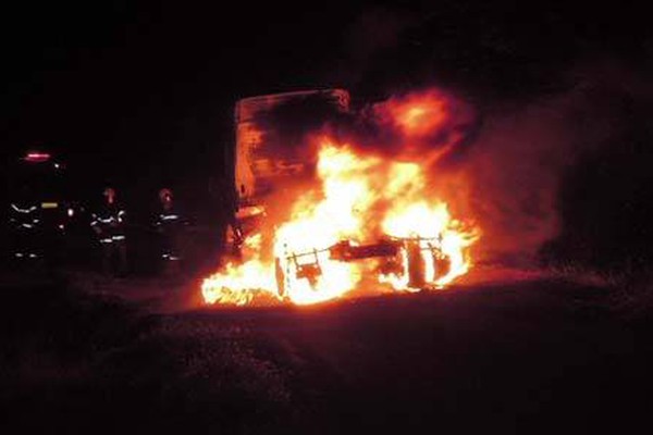 Carreta pega fogo na BR 354 e motorista consegue escapar por pouco