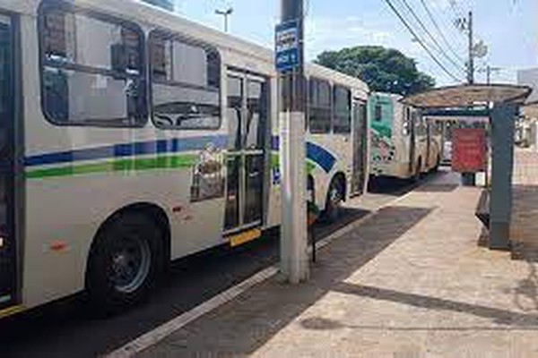 Senhor agride passageiro de ônibus, ameaça motorista e acaba preso em Patos de Minas