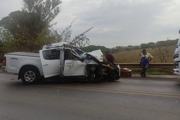 Caminhão roda na pista, caminhonete bate violentamente e 3 ficam feridos na BR 352