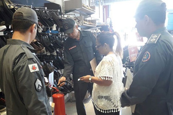 Durante operação, Bombeiros encontram irregularidades em 27 comércios da Rua Major Gote