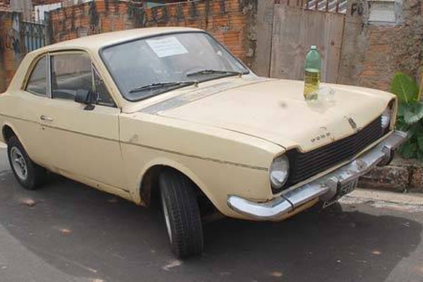 PM flagra homens colocando gasolina em carro furtado no Nossa Senhora Aparecida