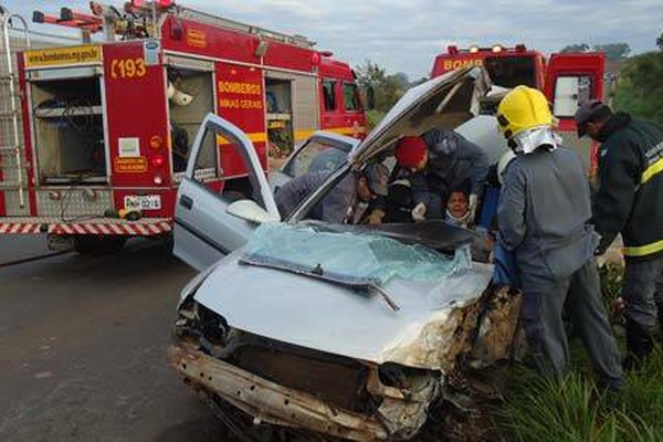 Motorista bate de frente com carreta na MGC 354 e fica presa entre as ferragens