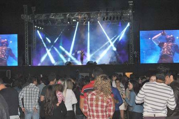 Com um show poderoso, Thalles Roberto levanta o público na arena do Parque