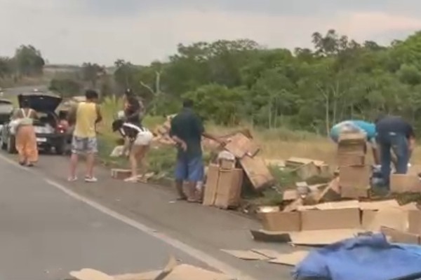 Carreta carregada com roupas íntimas que tombou na BR365 tem carga saqueada por populares