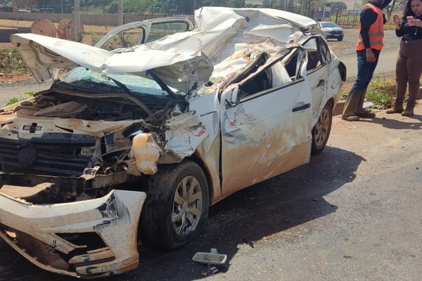 Veículo fica destruído e caminhão para tombado em grave acidente na BR 365 em Patos de Minas