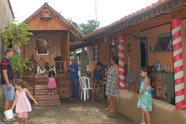 Espírito de natal: família constrói belo presépio para mostrar nascimento de Jesus