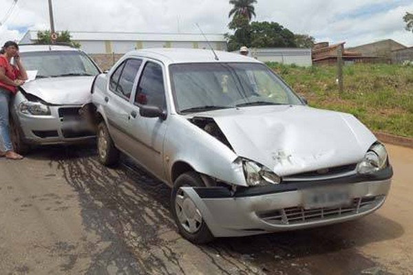 Motorista não para e espreme veículo em caminhão na rua Vereador João Pacheco