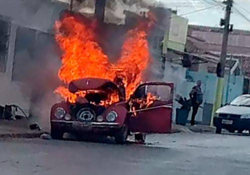 Incêndio em Fusca deixa motorista com queimaduras e mobiliza Bombeiros em Patos de Minas