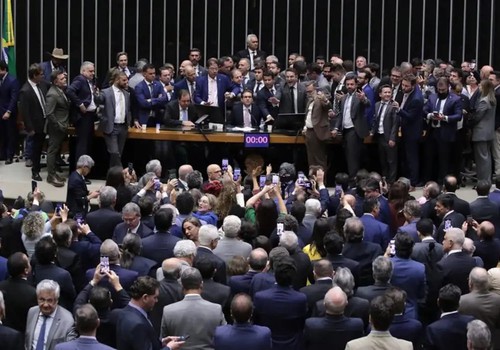 Após ocupação de Plenário, Hugo Motta abre sessão e pede respeito