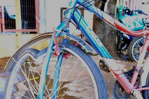 Professora tem bicicleta sabotada e fica em coma após sofrer grave acidente