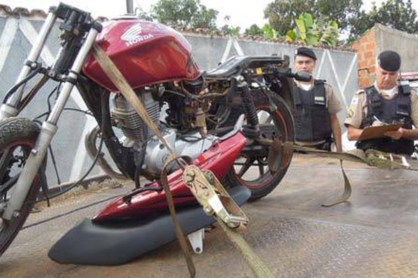 Polícia é chamada para desvendar furto em mudança e encontra moto roubada