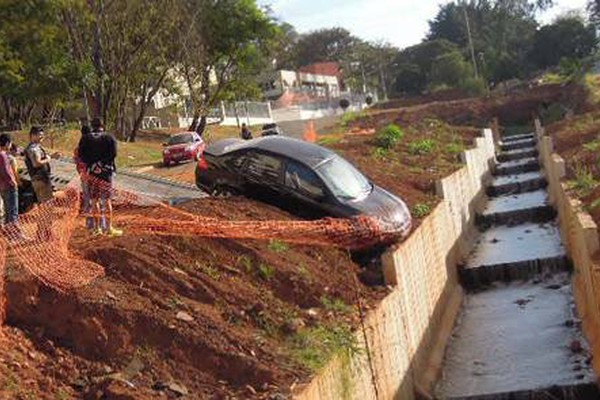 Motorista perde o controle do veículo e fica pendurado na avenida Ivan Borges