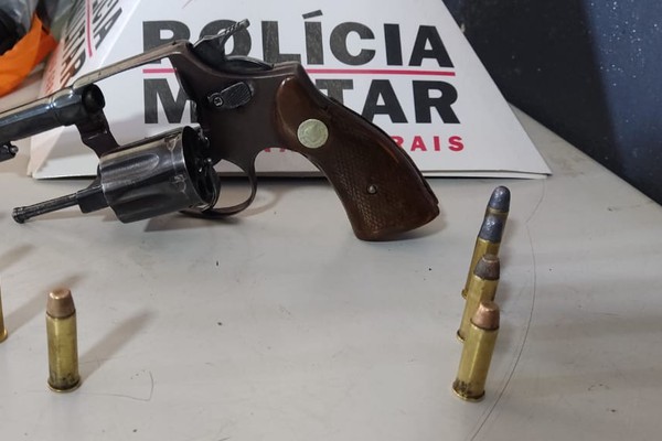 Após denúncia anônima em Lagamar, PM encontra arma de fogo em carro e quatro indivíduos vão para na delegacia