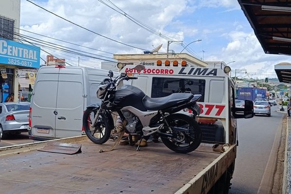 Motociclista com escapamento adulterado acaba preso ao tentar fugir e cair em Patos de Minas