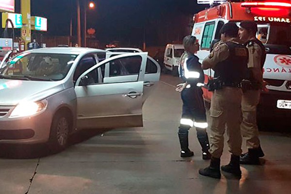 Assaltantes mortos por agente em posto são reconhecidos por outros dois assaltos na cidade