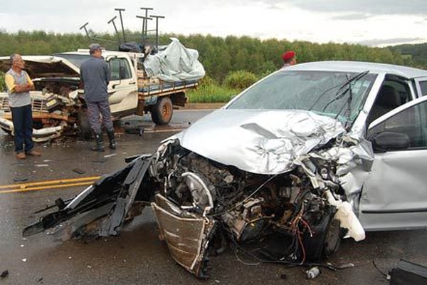 Carro aquaplana, bate de frente em caminhonete e 7 pessoas acabam feridas