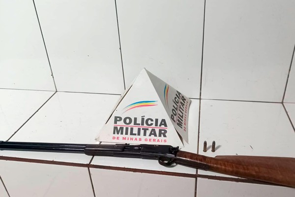 Polícia Militar prende homem que ameaçava moradores e apreende espingarda carregada