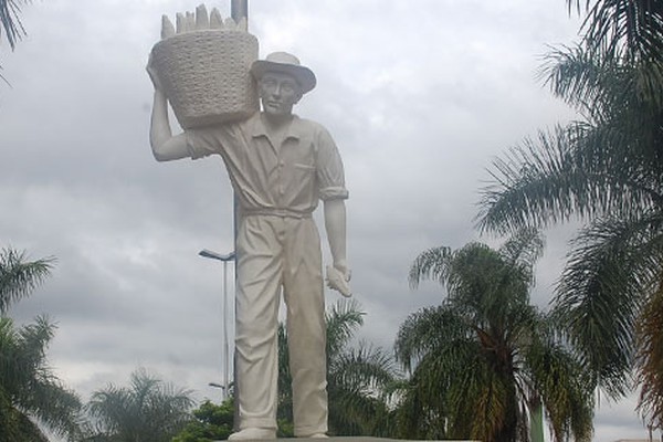 Após ser alvo de vândalos, “Homem do Balaio” é restaurado e volta a enfeitar a Getúlio Vargas