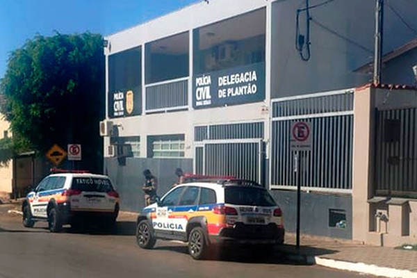 Homem acaba preso ao quebrar placa de identificação de rua e negar pagar coletivo