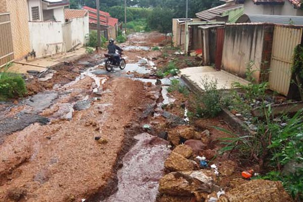 Obra inacabada no bairro Rosário deixa moradores praticamente ilhados no período chuvoso