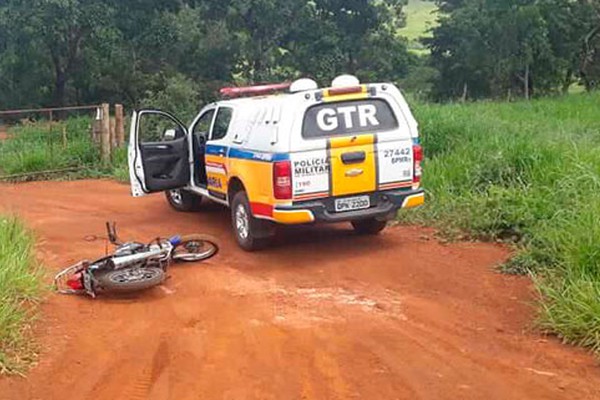 Motociclista cai ao se deparar com porteira trancada e acaba preso depois de fugir na MGC354