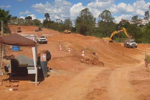 Máquinas trabalham até no domingo para cumprir prazo de construção do Fórum