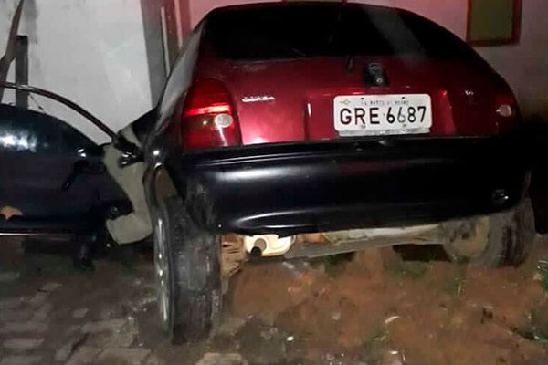 Homens furtam carro, tentam fugir da polícia, mas caem em buraco e vão parar na Delegacia