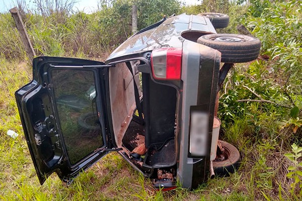 Carro com 3 pessoas de uma mesma família capota várias vezes na MG190, em Abadia dos Dourados