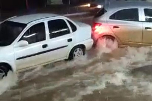 Temporal com raios e trovões alaga ruas, arrasta carros e interdita trânsito em Patos de Minas